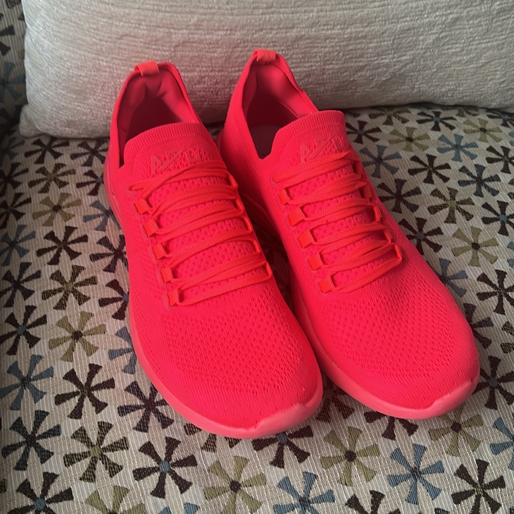 Women’s APL techloom breeze size 8.5 neon pink